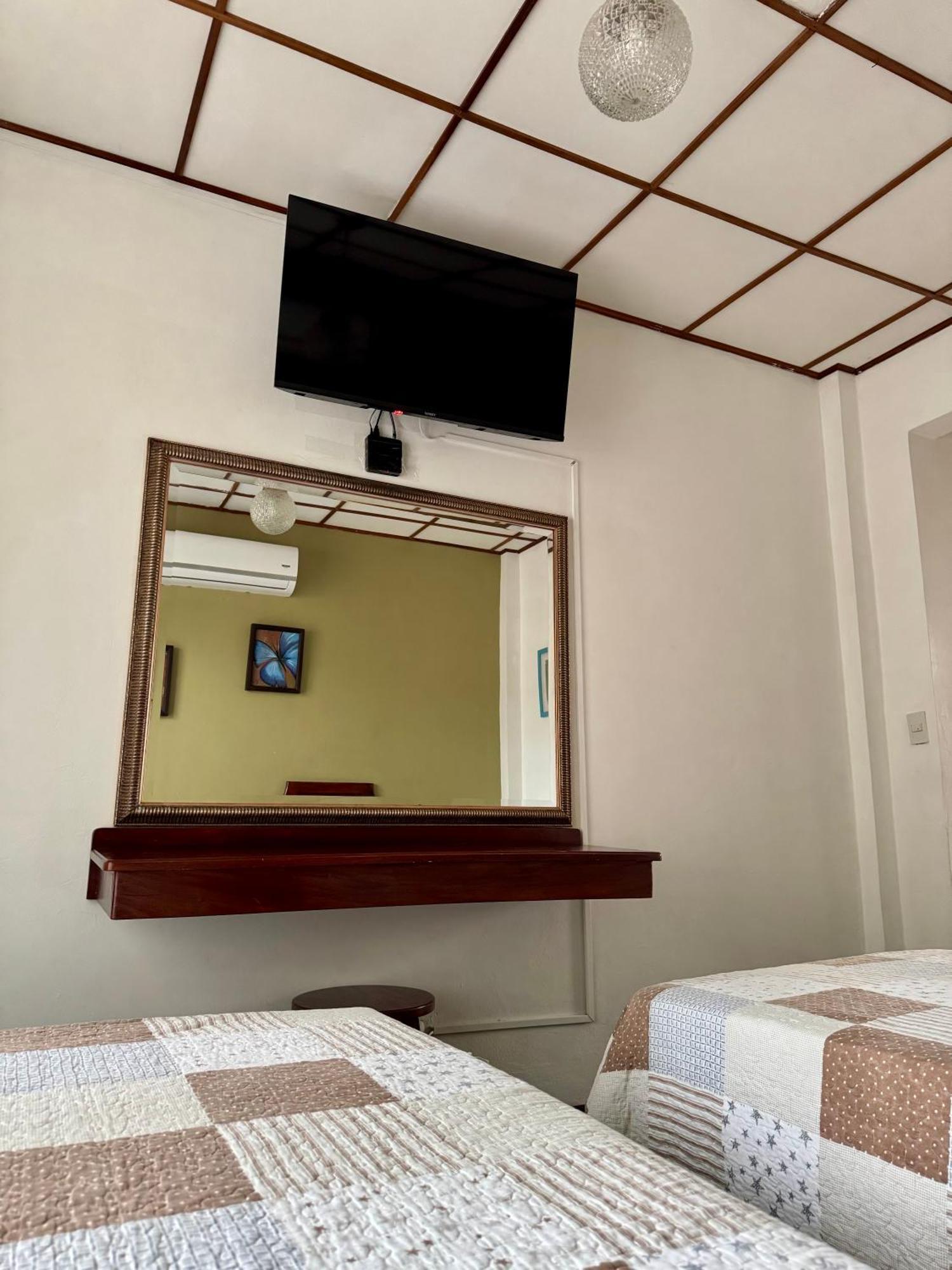 Hotel Malinche Quepos Bagian luar foto