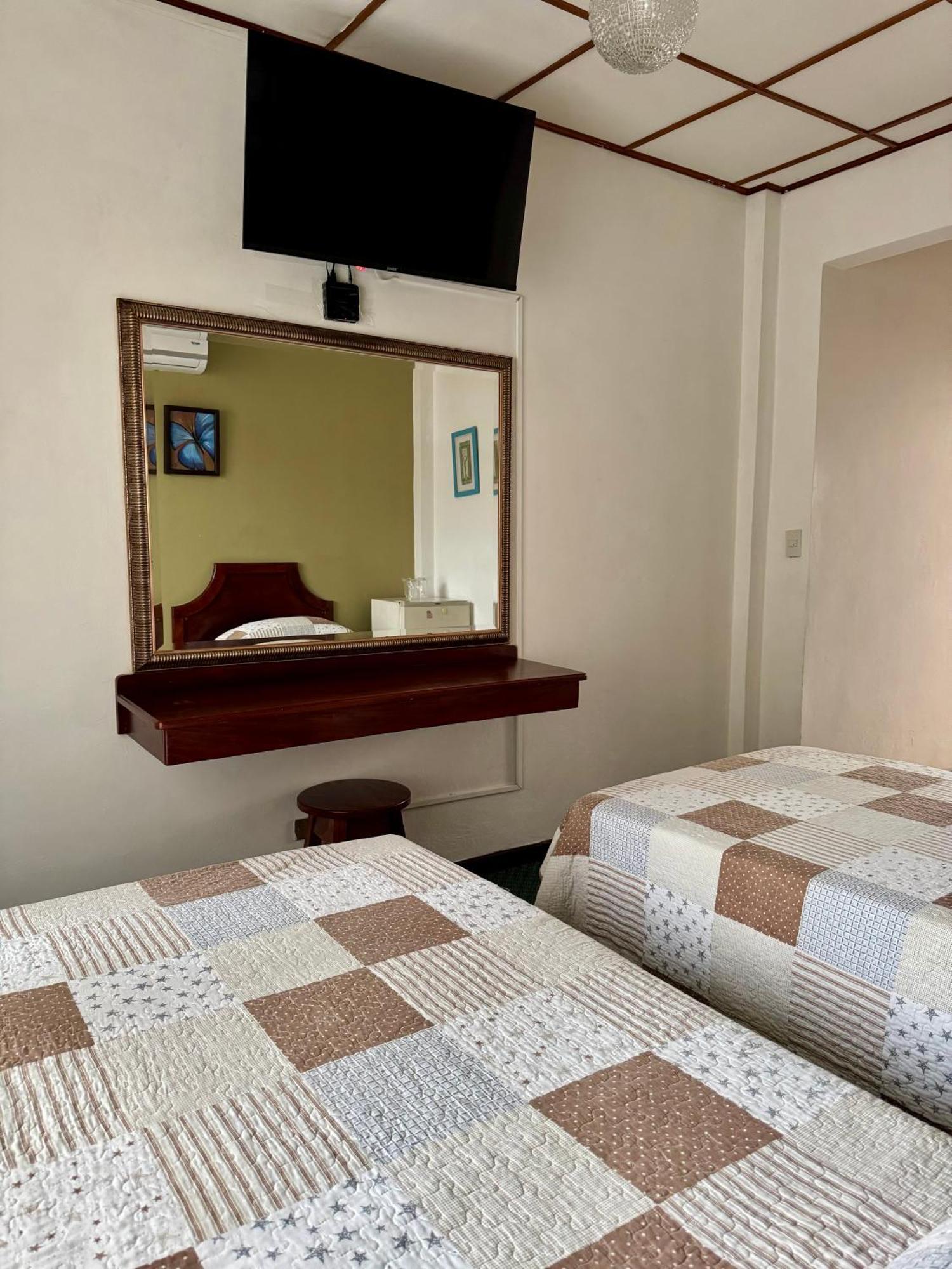 Hotel Malinche Quepos Bagian luar foto